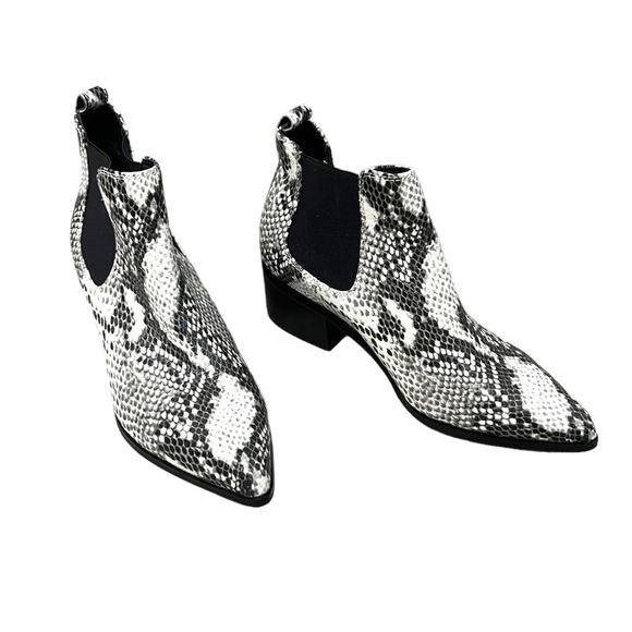 Blondo Emelia Waterproof Chelsea Bootie Black White Snake Print Leather - Size 6 - Picture 2 of 14